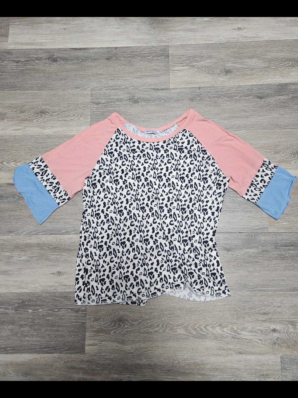 MISSLOOK Pink & Light Blue Raglan Leopard Print Tee